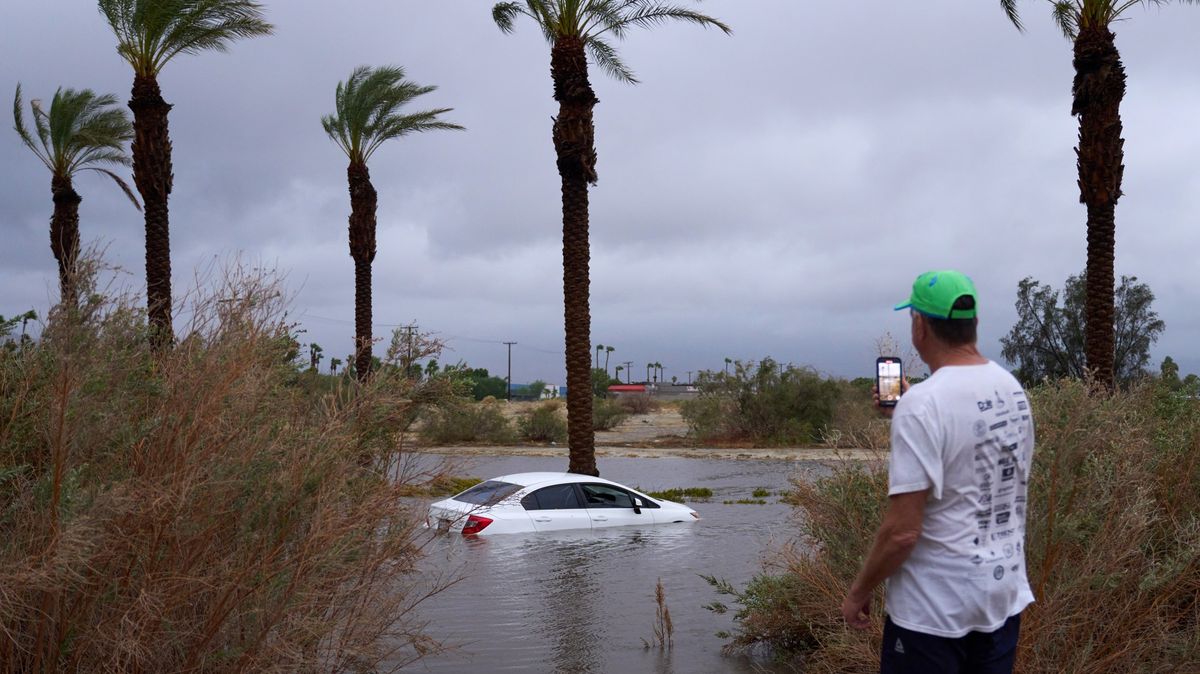Fotky: Údolí smrti pod vodou. Tropická bouře překvapila Kalifornii